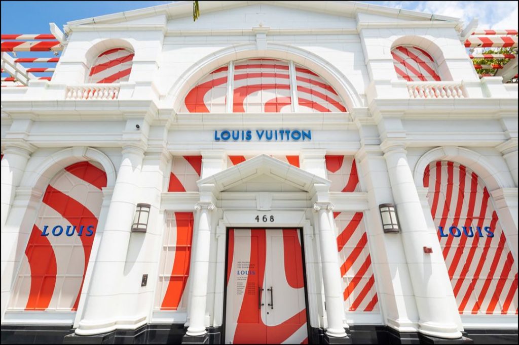 La exhibición se instaló en un espectacular edificio a rayas naranjas y blancas que recuerdan los diseños originales de baúles de Vuitton. 