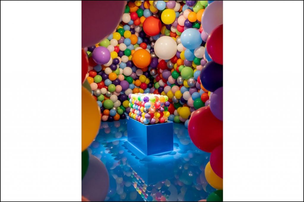 Robert Moy, fundador de Brooklyn Balloon Company, envolvió su colorido baúl entre globos. Foto: Fotonoticias. 