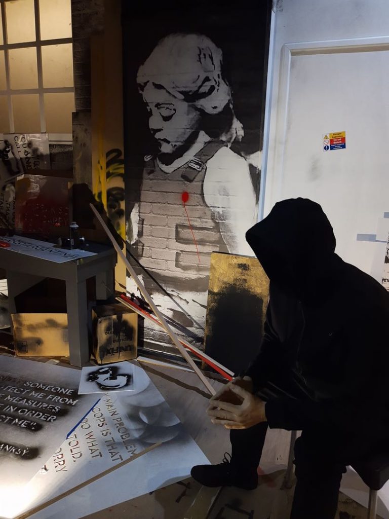 Una simulación del taller del artista en la exhibiición "Banksy, Genius or Vandal?” de 2022 en La Rural. 