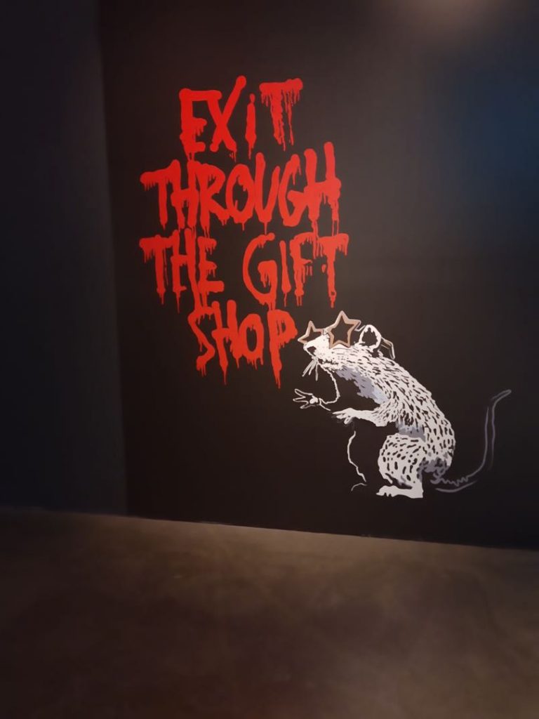 Antes de la salida, un paseo por The Gift Shop de la muestra de Banksy. 