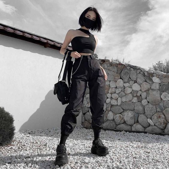 Moda techwear mujeres es una de las tendencias en búsquedas en Pinterest identificadas con el gorpcore.