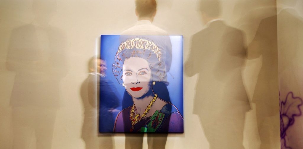 La serigrafía en tonalidada azul de la reina Isabel II de Andy Warhol. 