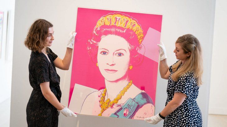 La serigrafía en tonalidad rosa de la reina Isabel II de Andy Warhol. 