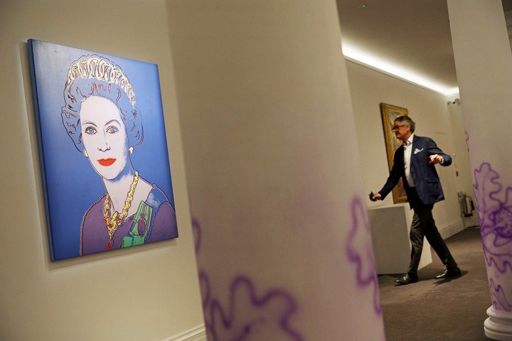 ndy Warhol se basó en una imagen oficial de “Su Majestad la Reina Isabel II” tomada por el fotógrafo real Peter Grugeon.