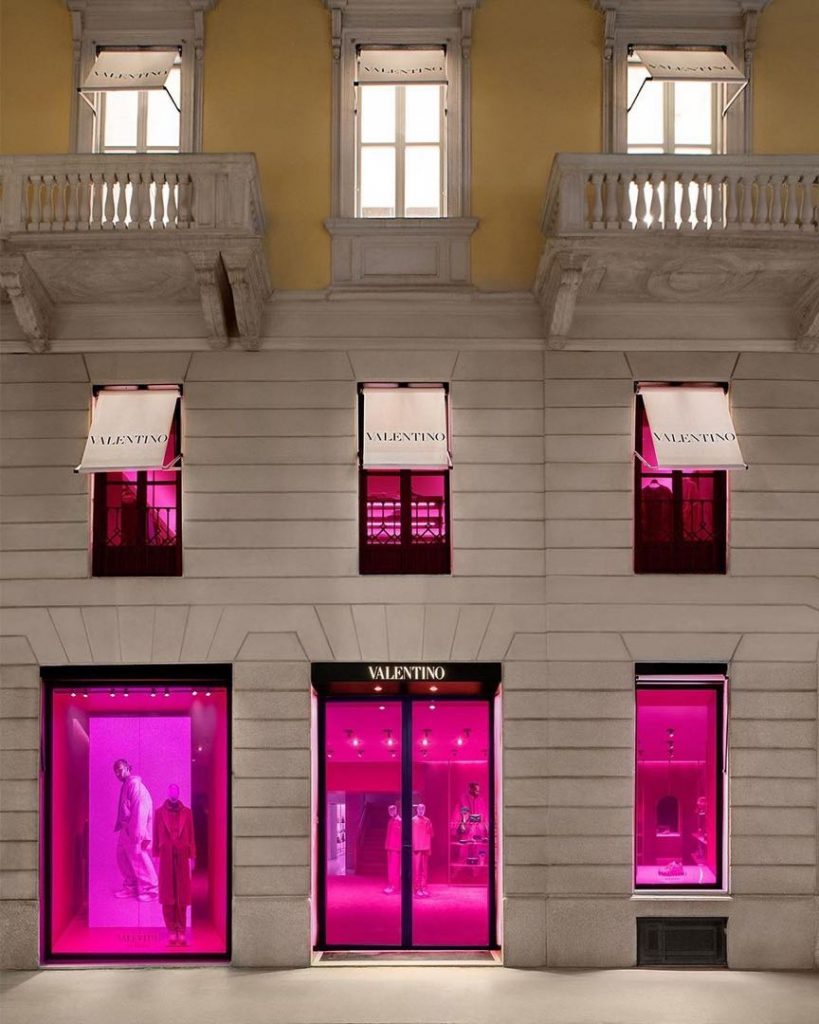 La tienda insignia de Valentino iluminada en rosa intenso. 