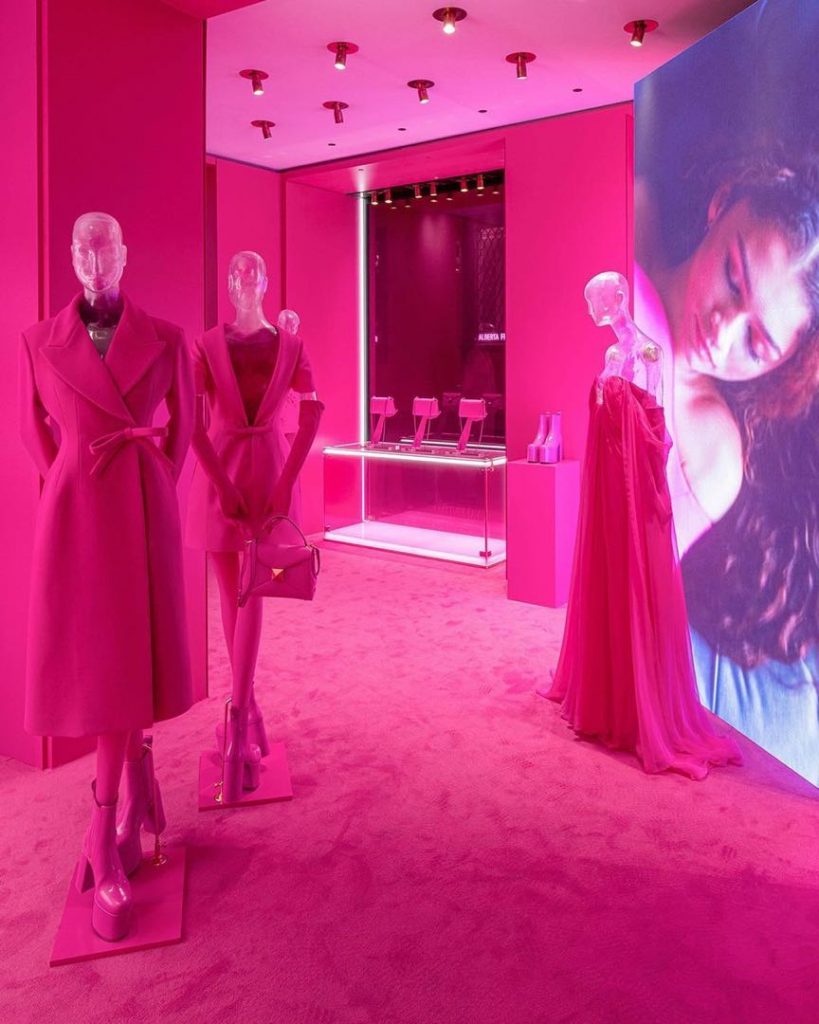 La colección, las tiendas y la campaña de Valentino 202/23 en rosa de Valentino. 