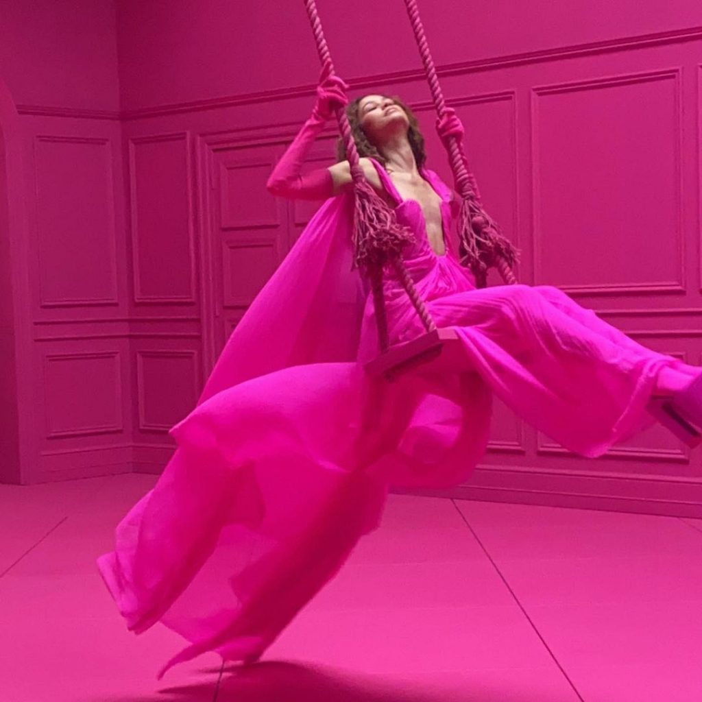 Zendaya, estrella color Pink PP de Valentino. 