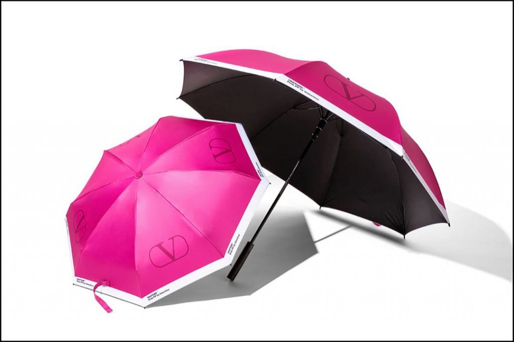 Paraguas en color Pink PP de Valentino y Pantone. 