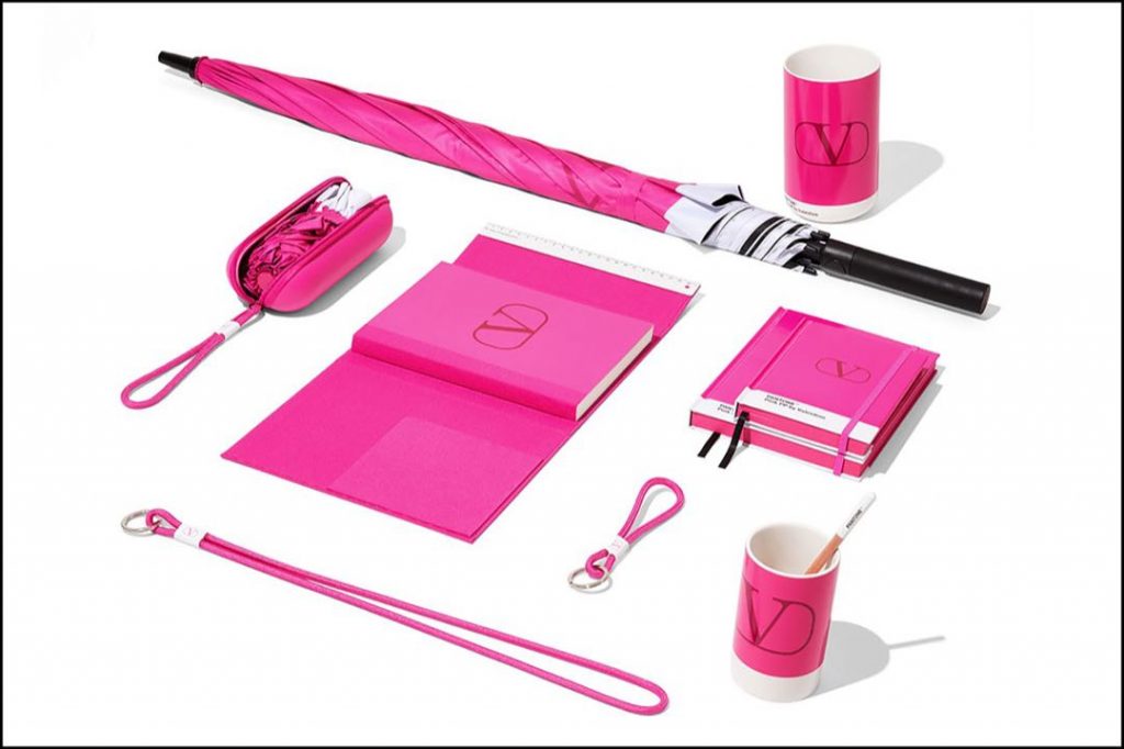 La edición limitada de objetos en Pink PP de Valentino y Pantone. 