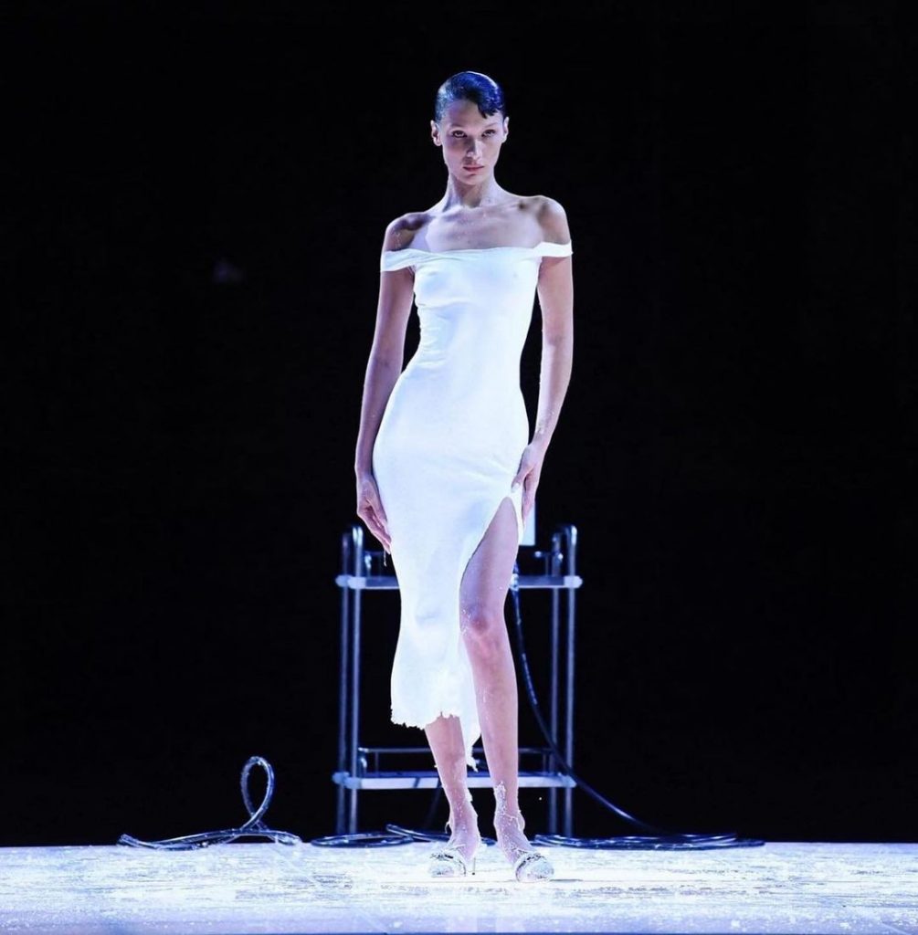 El vestido que Bella Hadid estrenó en la Semana de la Moda de París inaugura una nueva era en la moda. 