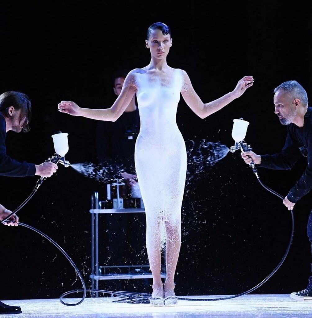 Sébastien Meyer y Arnaud Vaillant, creativos de Coperni, diseñan en vivo el vestido para Bella Hadid. 