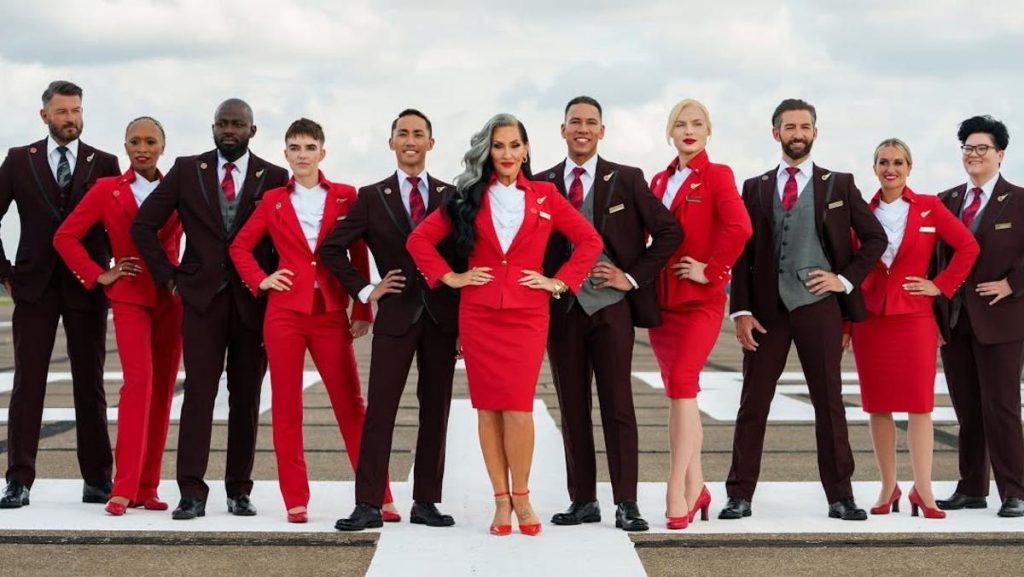 Virgin Atlantic presentó los nuevos uniformes para su tripulación sin género. 