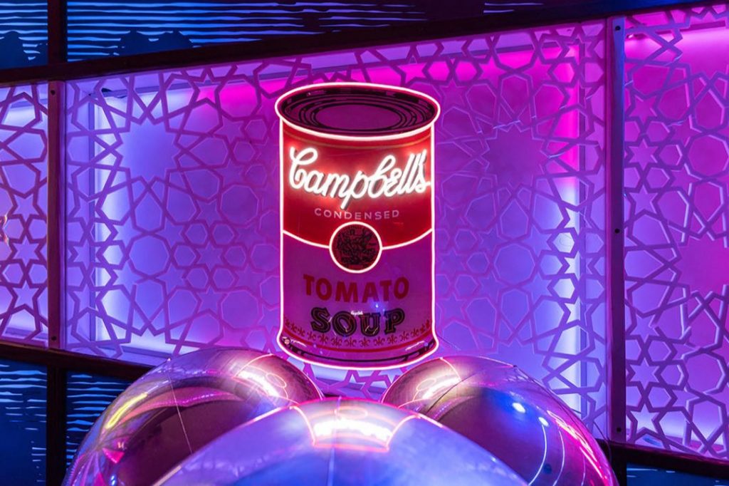 La colección Yellowpop x Andy Warhol incluye Flowers, la lata de sopa Campbell. 