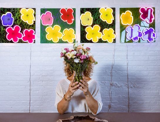 El arte de Andy Warhol interviene la decoración en una colección con luces de neón