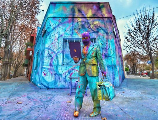 Alfredo Segatori: retrato del artista urbano que marca tendencia con su instalación performática y a todo color en la feria Puro Diseño 2022