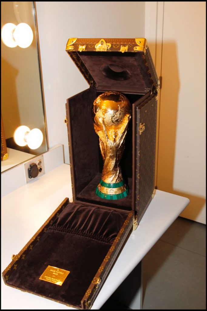 El Trofeo Copa del Mundo de la FIFA es el más popular del mundo. 