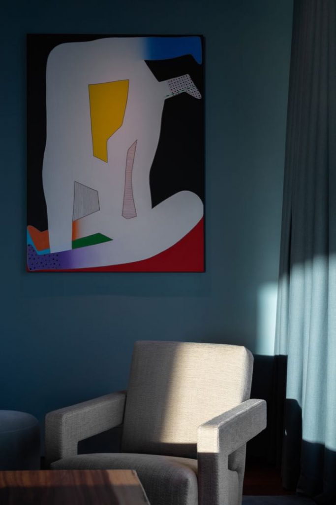 Azules calmos para una sala de estar diseñada por Ilse Crawford. 