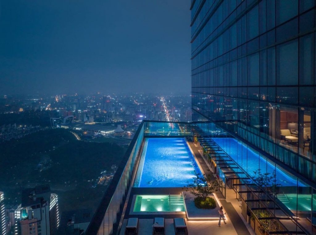 La piscina a más de 300 metros de altura ofrece las mejores vistas de la ciudad y su paisaje alrededor. 