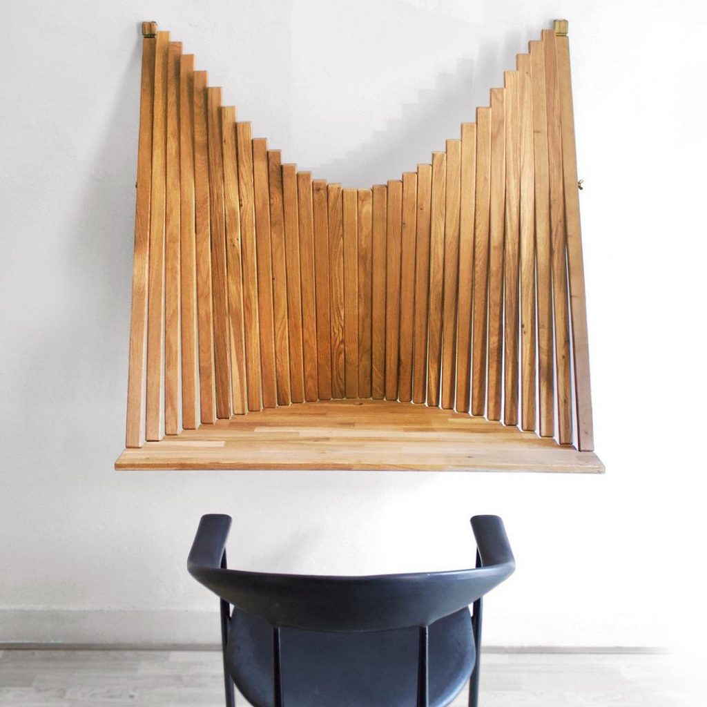 “The Flow Wall Desk” de Robert van Embricqs, hecho de madera, con diseño cálido y flexible. 