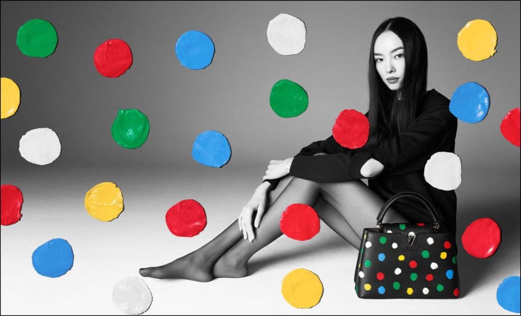 Fei Fei Sun en la campaña de Louis Vuitton x Yayoi Kusama. 