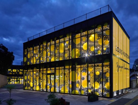 El arte de Yayoi Kusama protagoniza una increíble pop-up store de Louis Vuitton en Tokio