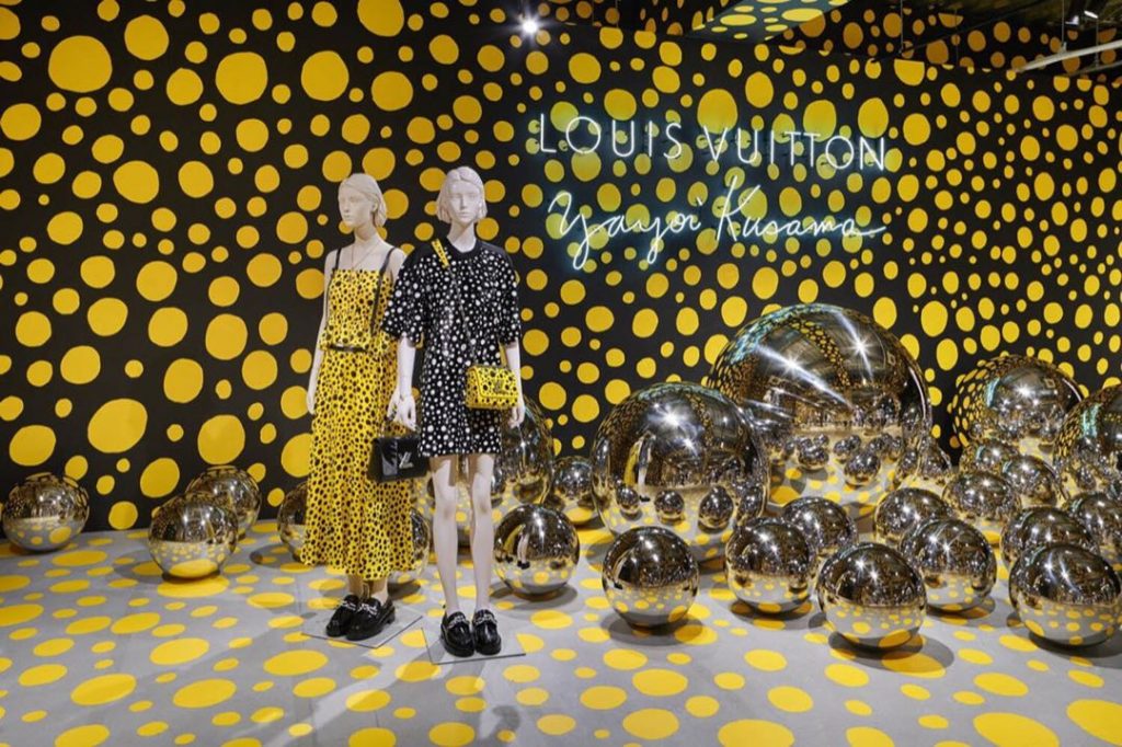 Los maniquíes estrenan la colección de Louis Vuitton x Yayoi Kusama. 