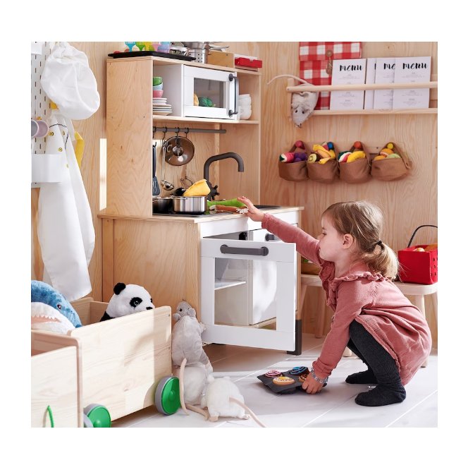 La mini cocina de Ikea mide 109 cm de ancho, 72 cm de alto y 40 cm de fondo. 