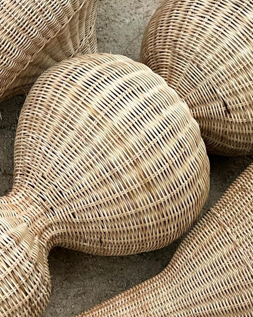 “Waving Towers” es una obra hecha con cestería en rattan tejido a mano por artesanos locales. 
