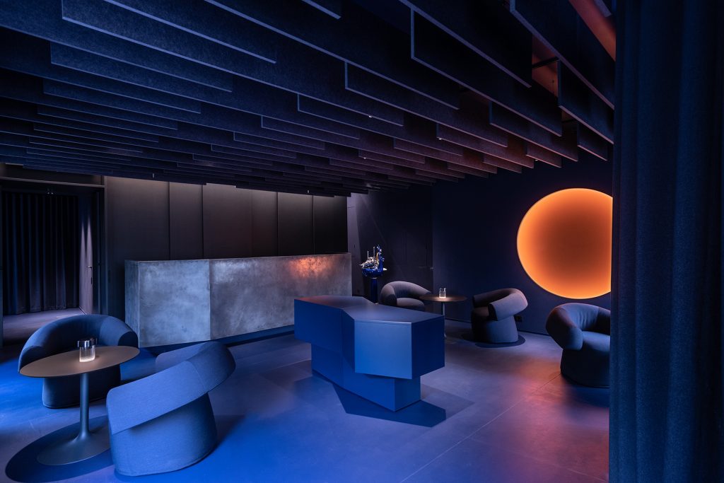 Visual Display es el estudio de diseño que realizó “The Blue Lounge” del Agli Amici 1887. 
