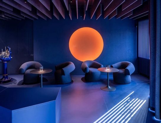 Azul + naranja: dos colores para el fabuloso diseño de un restaurante top en Italia