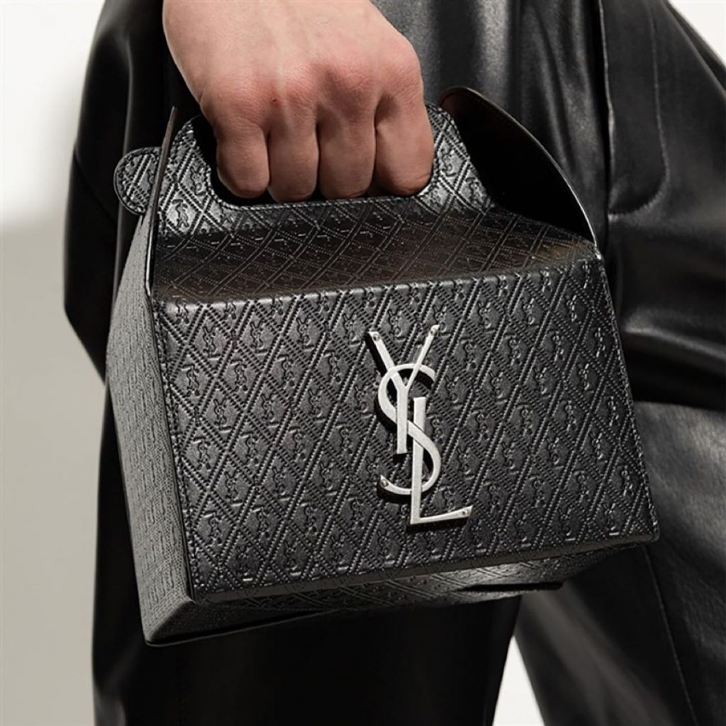 “Takeaway Box Bag” de Yves Saint Laurent. 