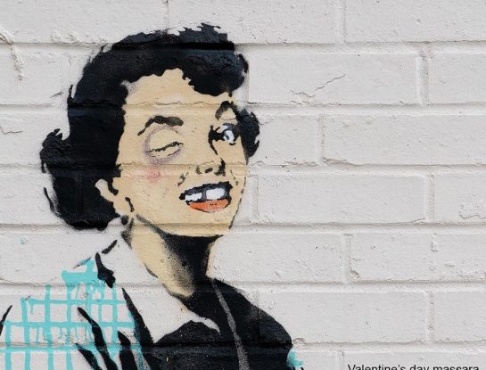 En el día de San Valentín Banksy presentó un mural que denuncia la violencia de género
