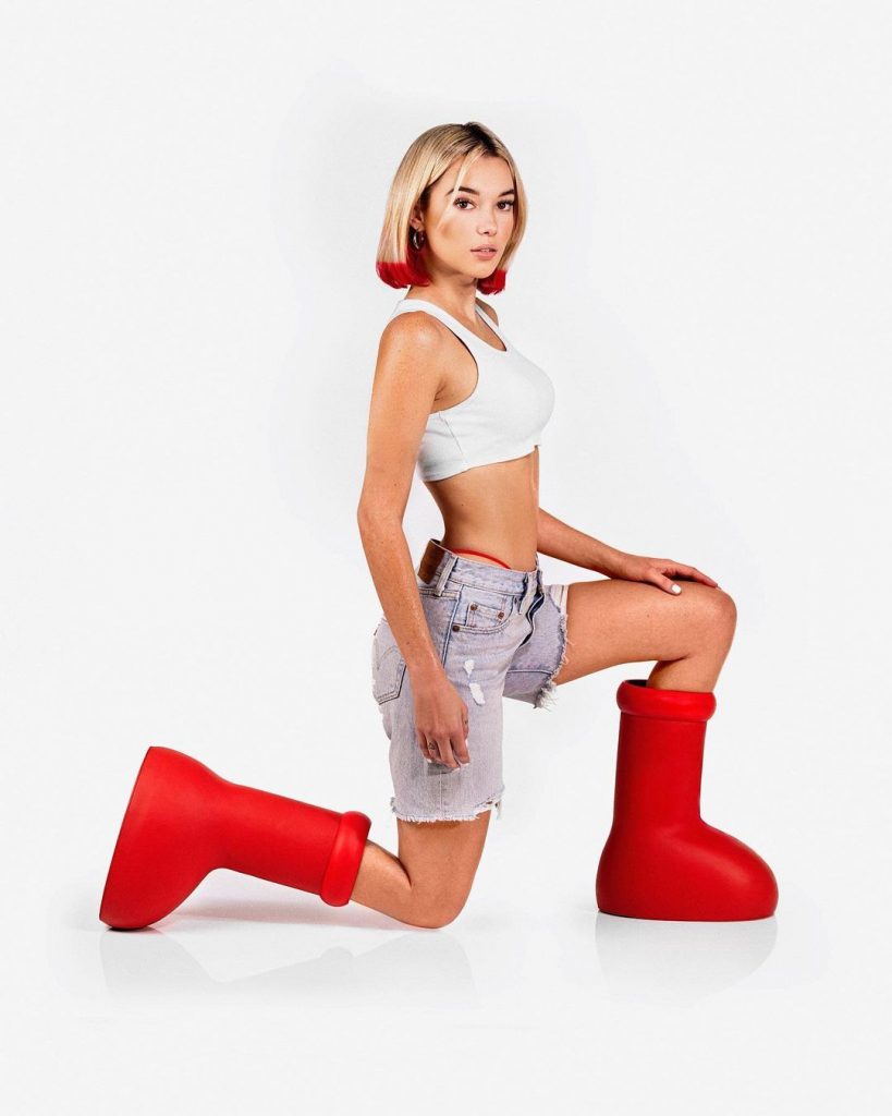 La modelo Sarah Snyder estrenó las botas rojas de Astroboy. 
