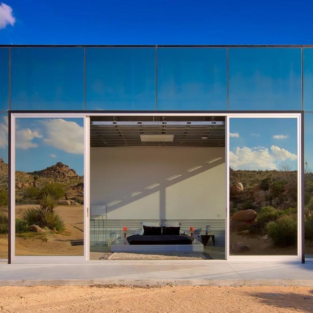 Los espejos definen el estilo de La Casa Invisible en Joshua Tree, Los Angeles, California. 