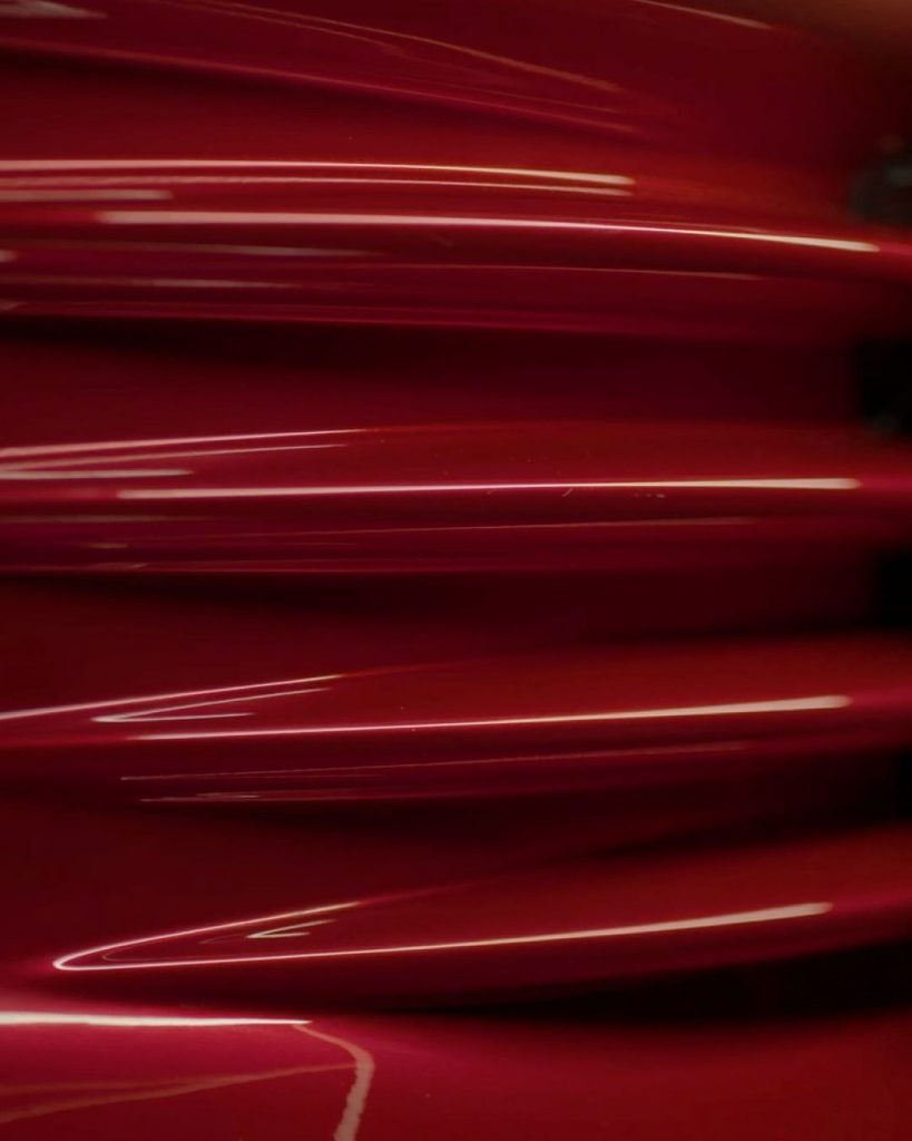 El color rojo Ferrari inspira detalles de diseño de la lapicera Montblanc Ferrari Stilema SP3. 