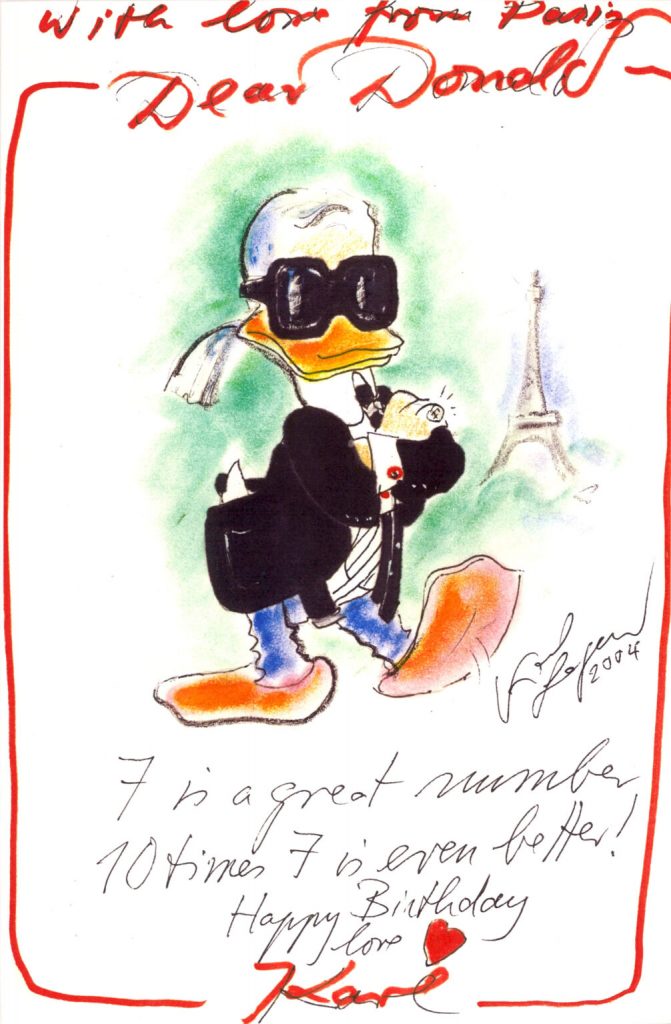 Karl Lagerfeld dibujó a Donald a su imagen y estilo y escribió: “Querido Donald, siete es un gran número, ¡10 veces siete es aún mejor! ¡Feliz cumpleaños! Amor, Karl.”