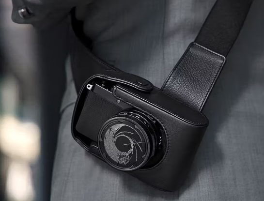 La cámara fotográfica de Leica con diseño tributo a James Bond ¡es un flash!