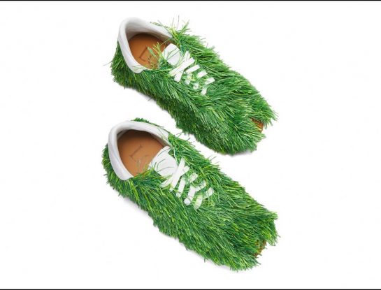 Las zapatillas de césped de Loewe ya caminan por la calle
