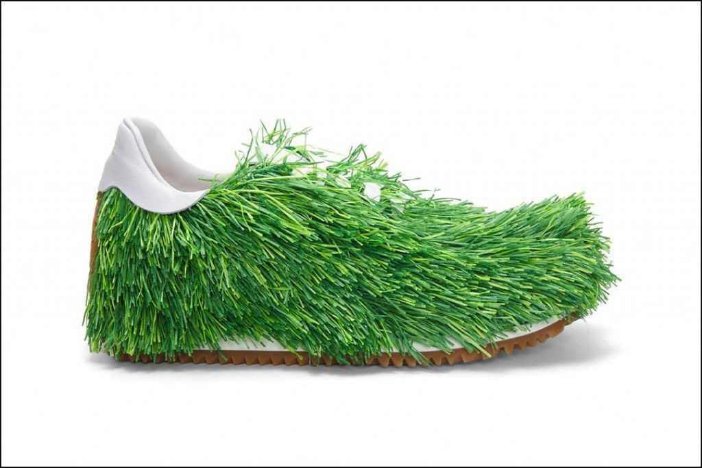El césped germina y crece en las zapatillas modelo Grass Sneakers de Loewe. 