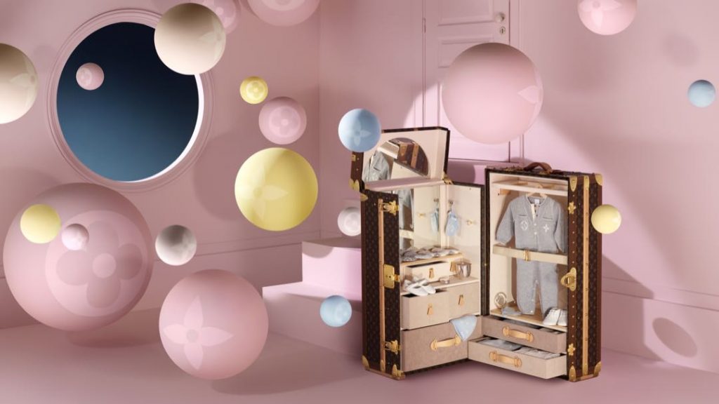La valija de Louis Vuitton con prendas y accesorios para recién nacidos. 