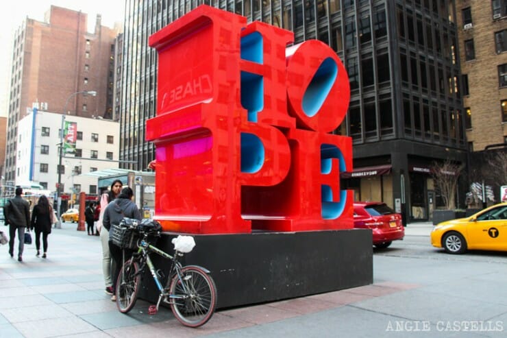 Robert Indiana creó una escultura similar a LOVE con la palabra HOPE (ESPERANZA). 