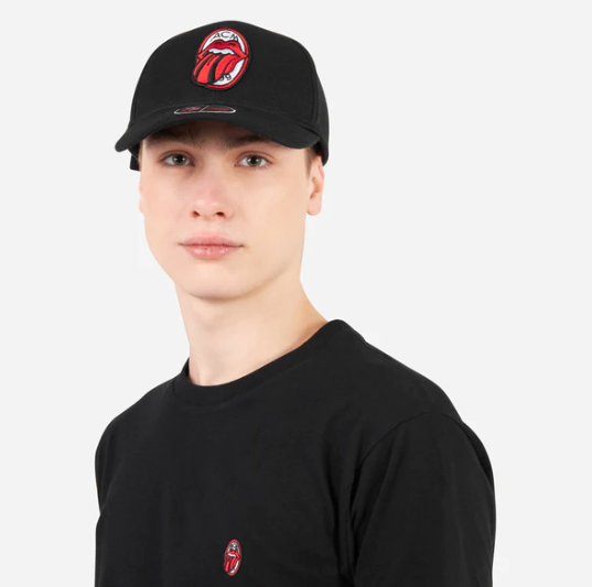 La gorra y camiseta de La chaqueta unviersitaria de AC Milan x The Rolling Stones. 