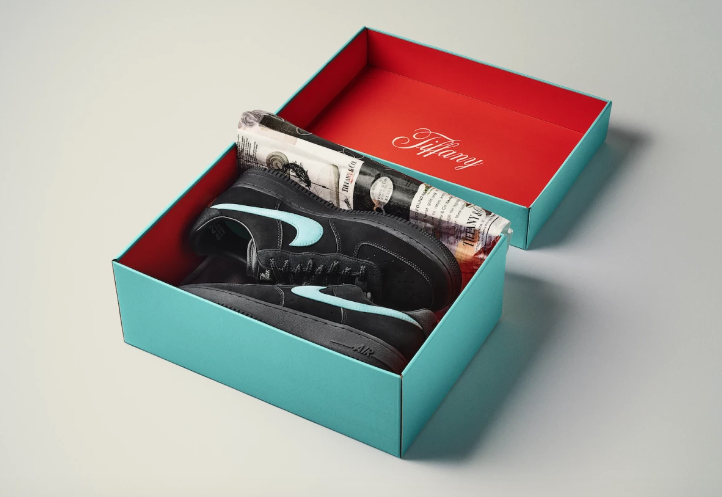 La caja de las Nike x Tiffany & Co Air Force 1, la colaboración top de 2023. 