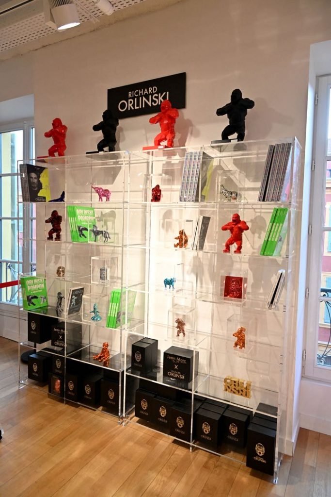 La tienda temática de Orlinski incluye complementos y objetos inspirados en la obra del artista francés. 