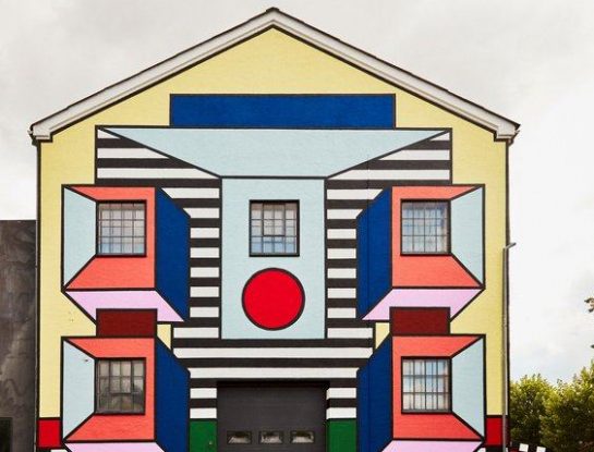 Camille Walala llena de color y diseño la fachada de una fábrica