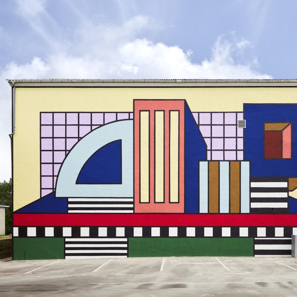 El arte de Camille Walala en la fachada de la fábrica de Montana Furniture.