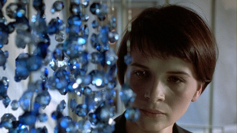 La oda al color azul de Krzysztof Kieślowski en la película "Bleu"" con Juliette Binoche. 