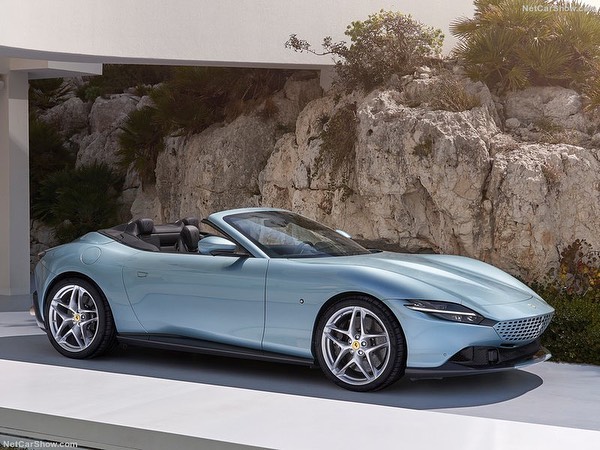 El descapotable Ferrari Roma Spider, coche de diseño 2023. 