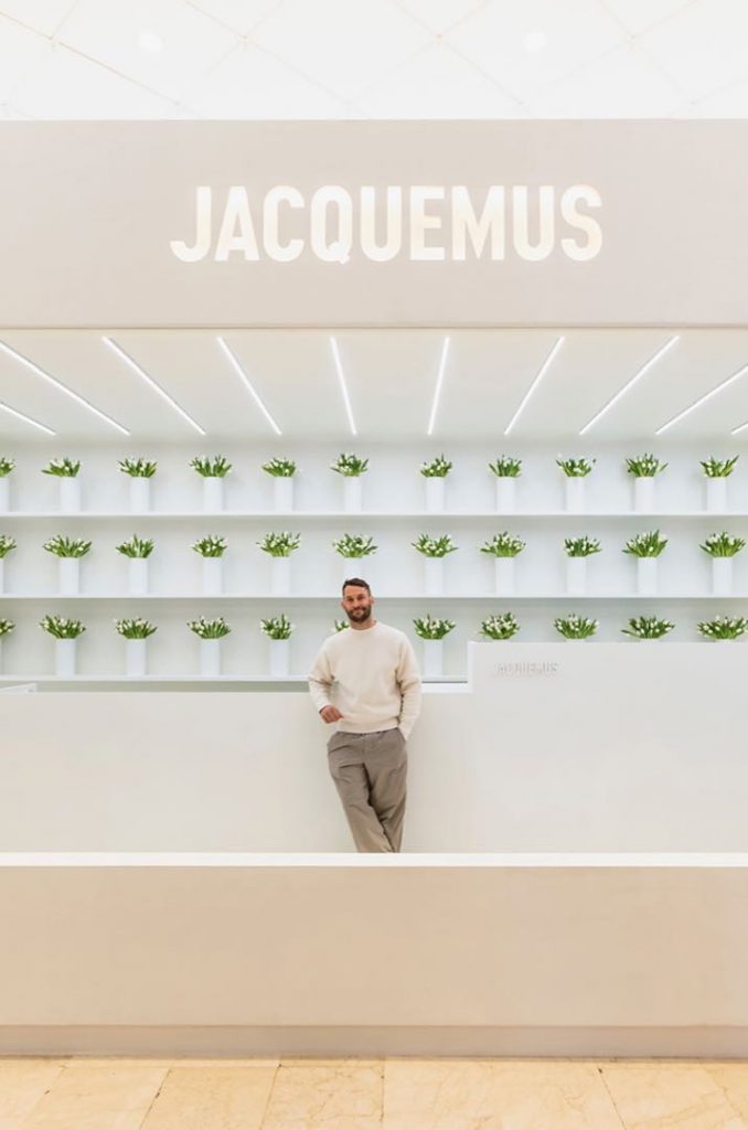 Simon Porte Jacquemus impuos su estilo en las Galeries Lafayette Haussmann. 