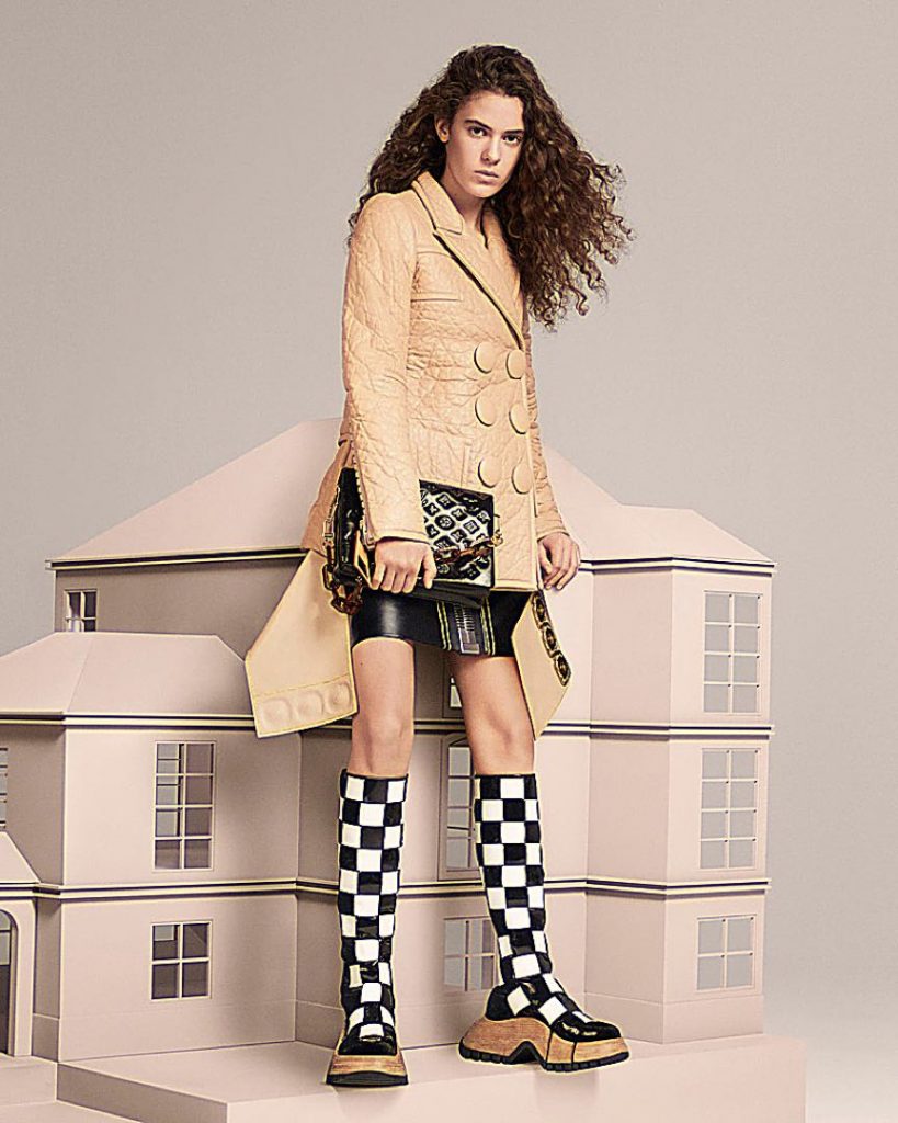 Las modelos conviven con mini edificios y casas en la campaña de la colección mujer primavera-verano 2023 de Louis Vuitton. 